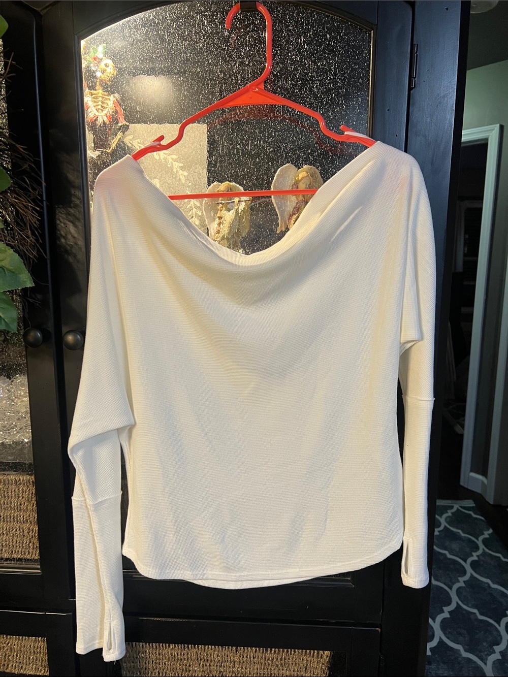 Free People Women’s Off-Shoulder Long Sleeve Top with thumb holes in White-nwot
